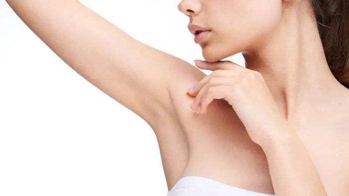 Ilustrasi menghilangkan bau badan menggunakan bahan alami pengganti deodoran.