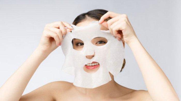 Menggunakan sheet mask.
