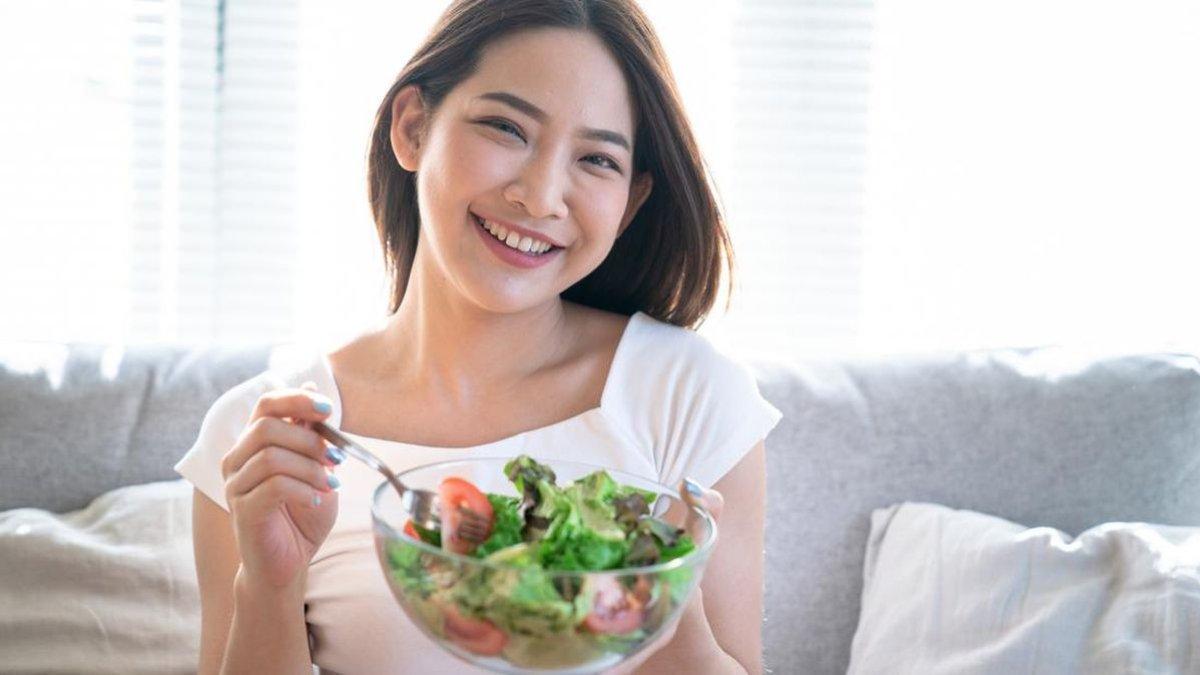 Ilustrasi pola makan ibu menyusui mengatasi perut kembung pada bayi