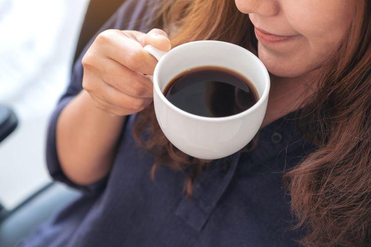 Ilustrasi minum kopi tanpa gula.