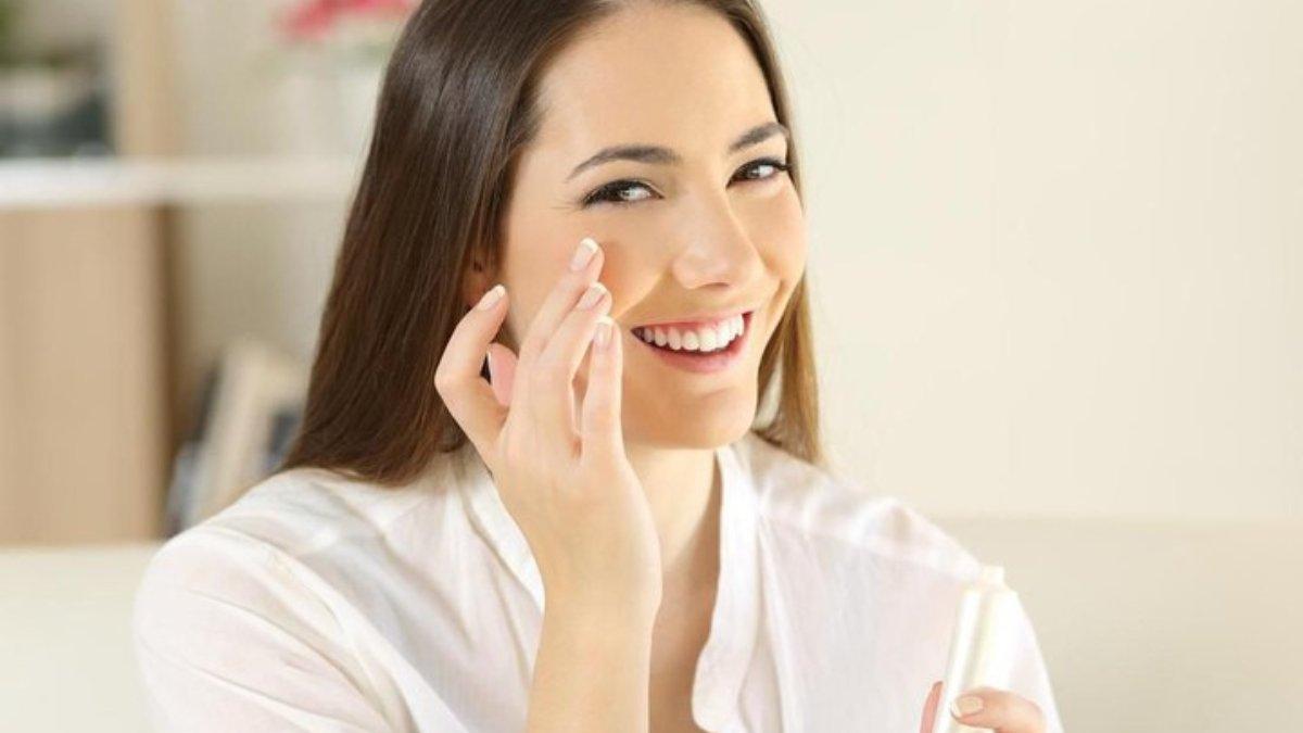 Ilustrasi wanita menggunakan eye cream.