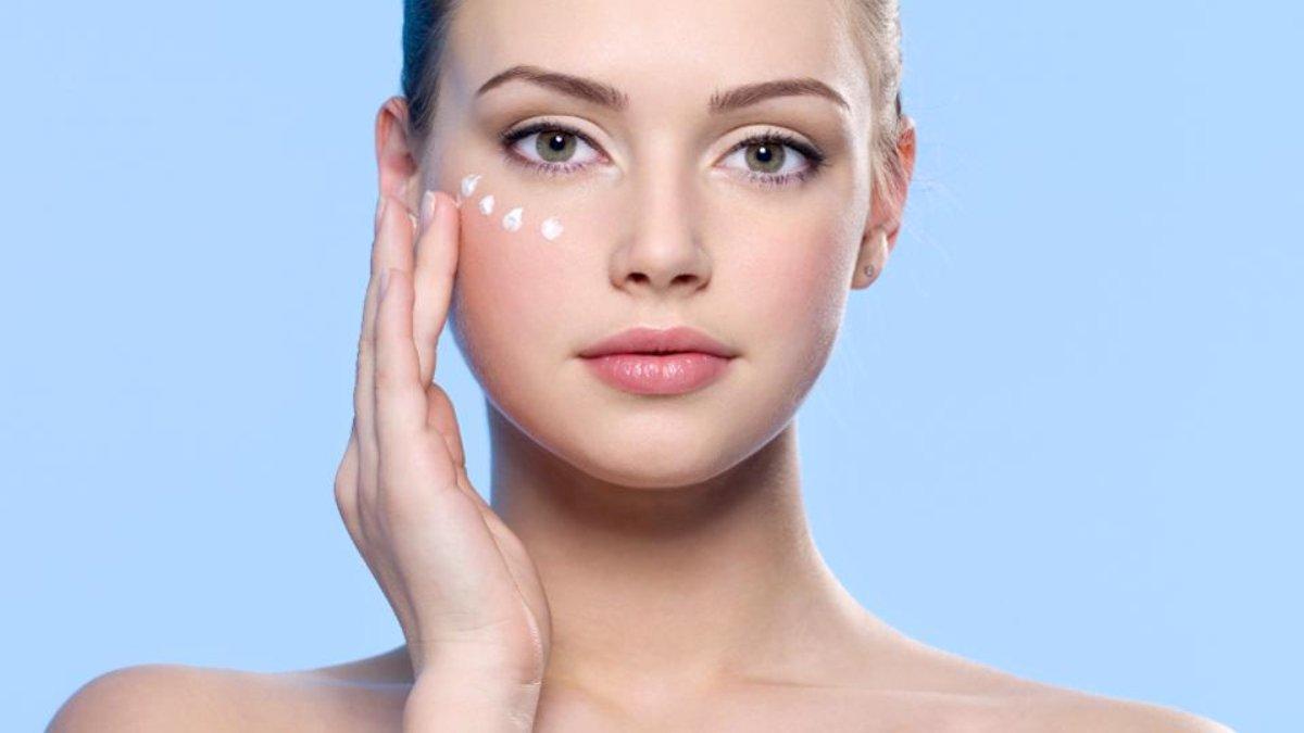 Ilustrasi wanita menggunakan skincare anti blue light.