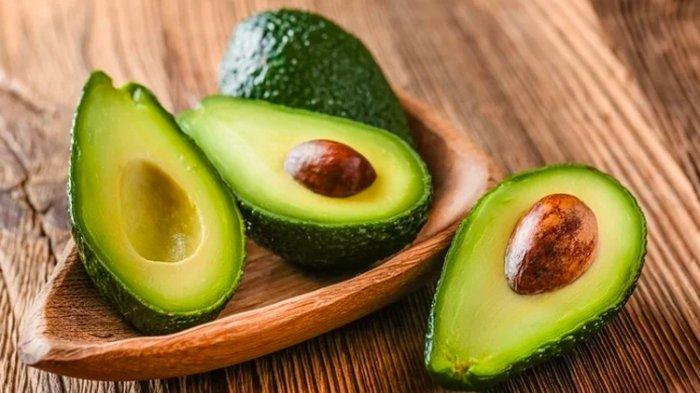 Buah alpukat mentah tidak cocok disimpan di dalam kulkas karena bisa merusak tekstur.