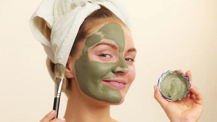 Ilustrasi pakai masker spirulina untuk detoksifikasi kulit.