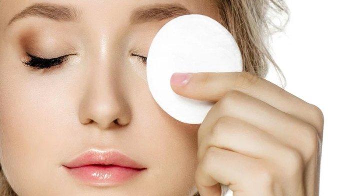 Menghapus makeup menggunakan micellar water.