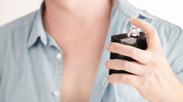 Menyemprotkan parfum dengan jarak tepat.