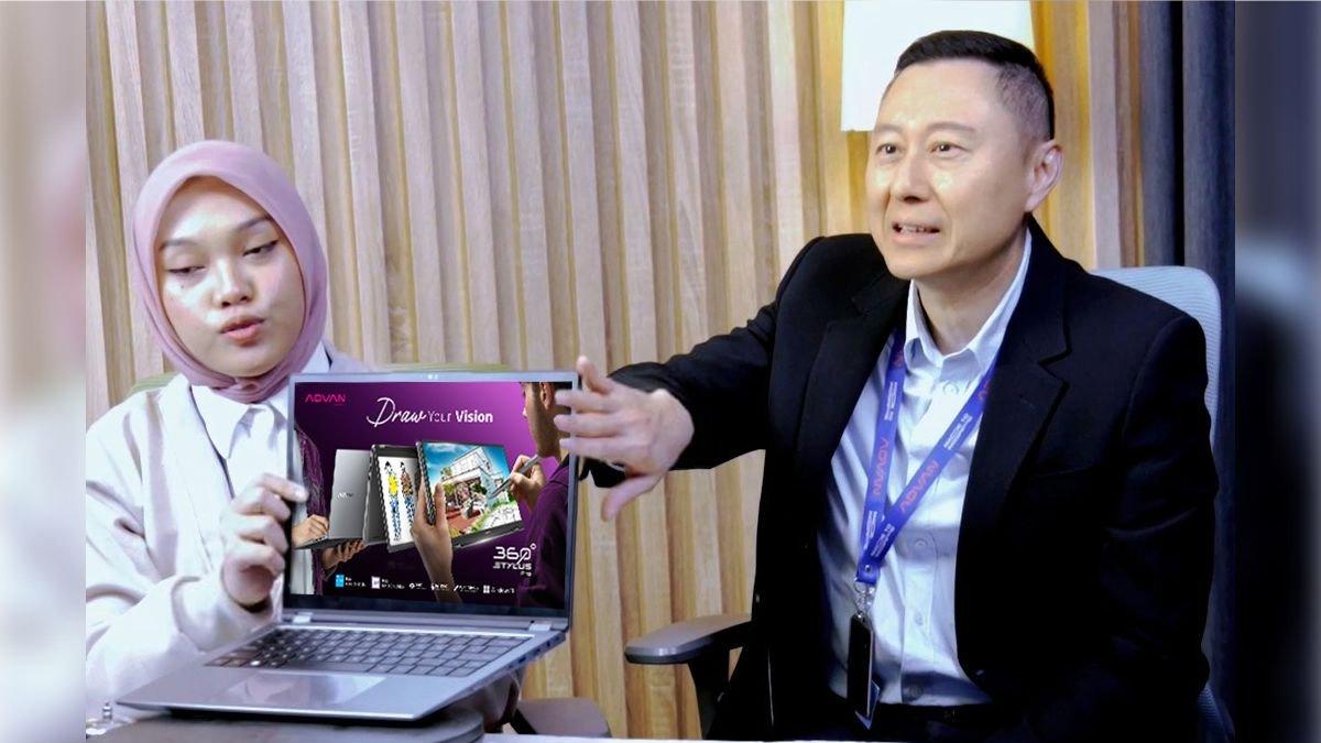 CEO ADVAN, Chandra Tansri saat memperkenalkan laptop 360 Stylus Pro