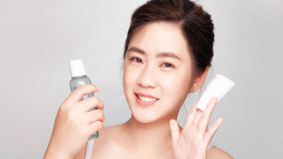 Ilustrasi wanita menggunakan toner.