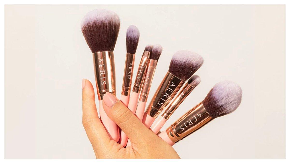 Pilih brush makeup untuk bronzer.