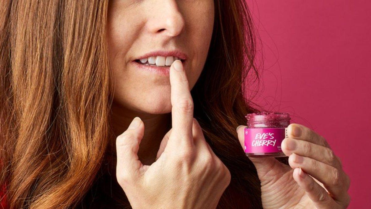 Agar lip balm bekerja dengan maksimal, kamu perlu mengeksfoliasi bibir terlebih dahulu
