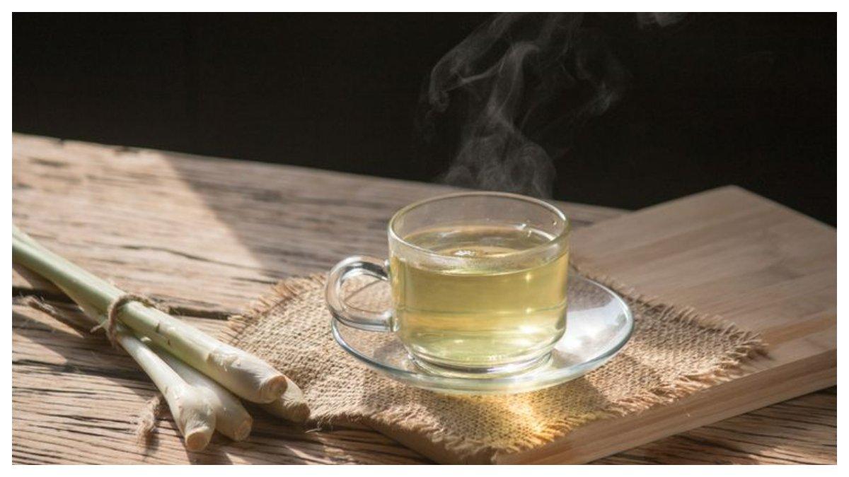 Minum teh serai untuk berantas jerawat dari dalam.