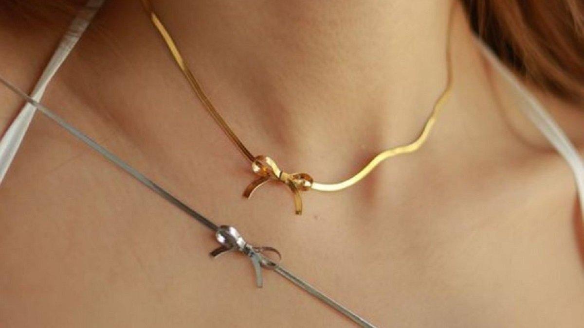 Ilustrasi Kalung dengan Liontin Pita yang Cocok untuk Gaya Vintage.
