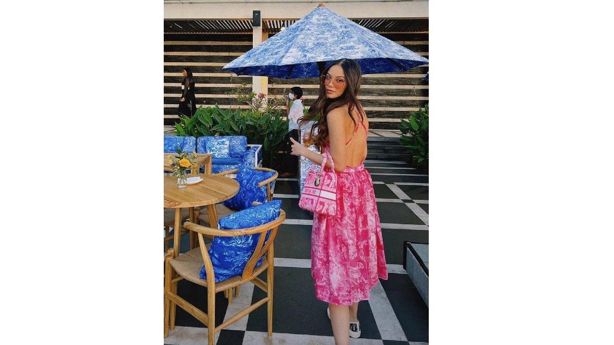 Gaya Alyssa Daguise mengenakan Midi Dress Pink Motif Khas Dior Model Backless.