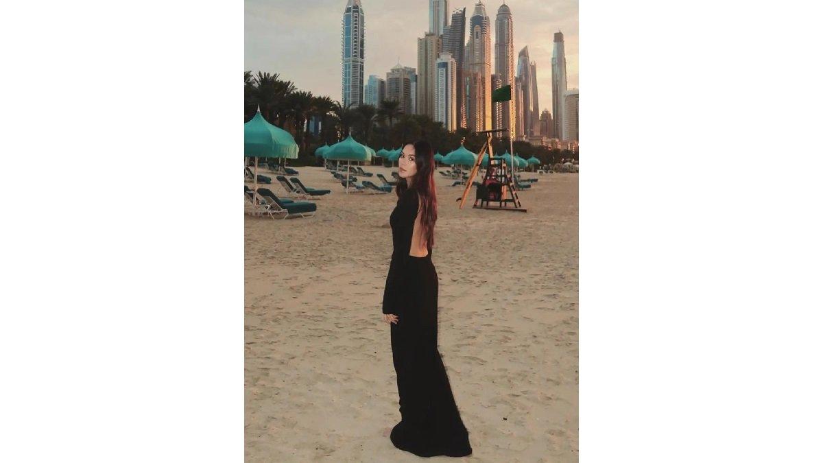 Gaya Alyssa Daguise mengenakan Long Dress Warna Hitam Model Backless.