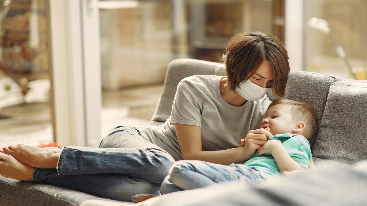 Ilustrasi mengajak si kecil beristirahat ketika demam.