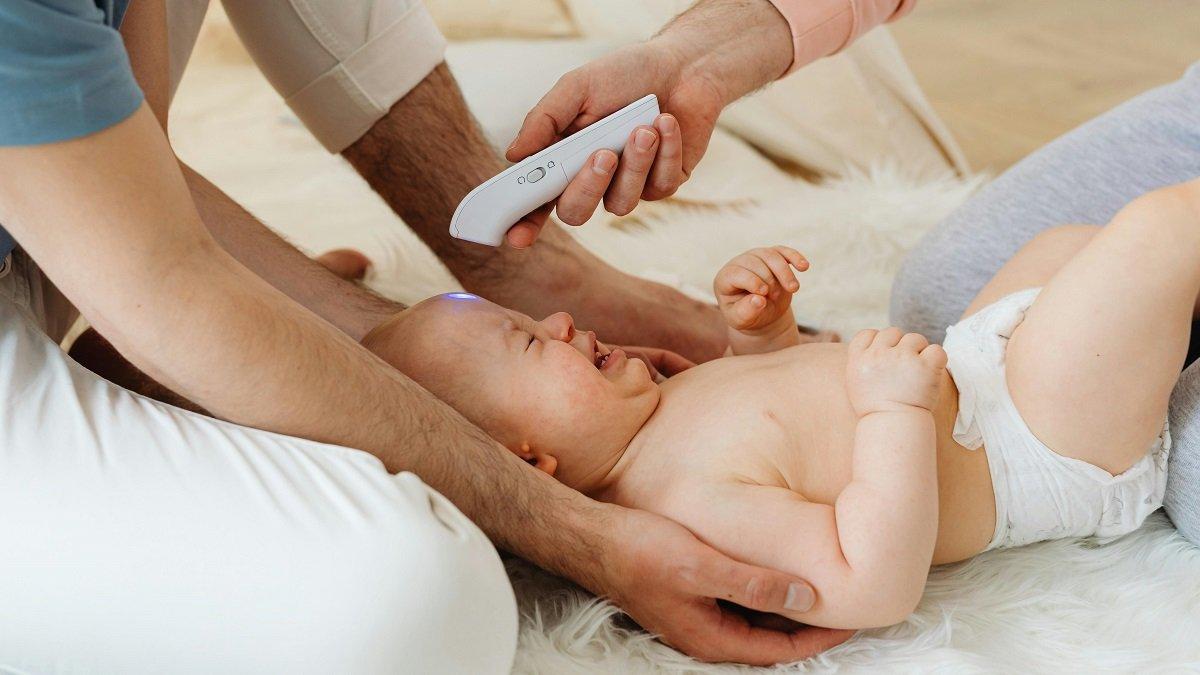 Ilustrasi si kecil demam, seka tubu anak menggunakan spons hangat.