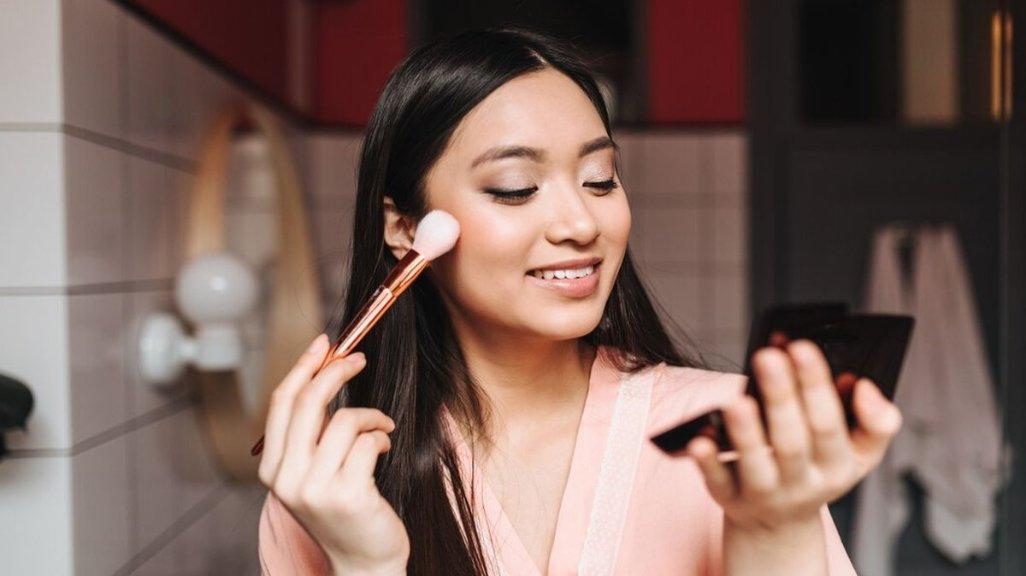 Ilustrasi wanita menggunakan blush on.