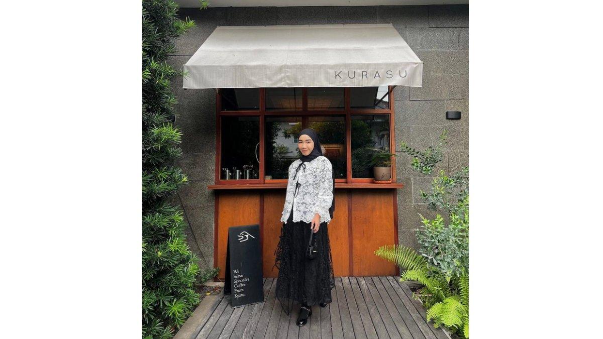 Ilustrasi Pemakaian Warna Pakaian Monochrome