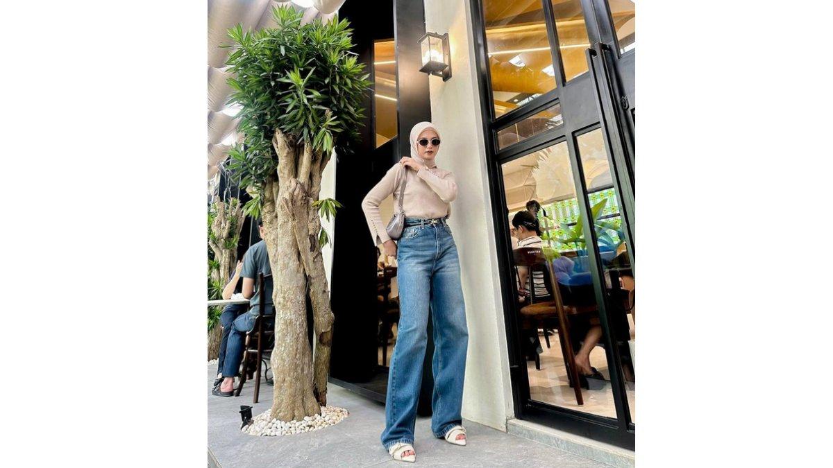 Padu Padan Ngabuburit ala Nadila Adiarni Menggunakan Atasan Knit dengan High Loose Jeans.