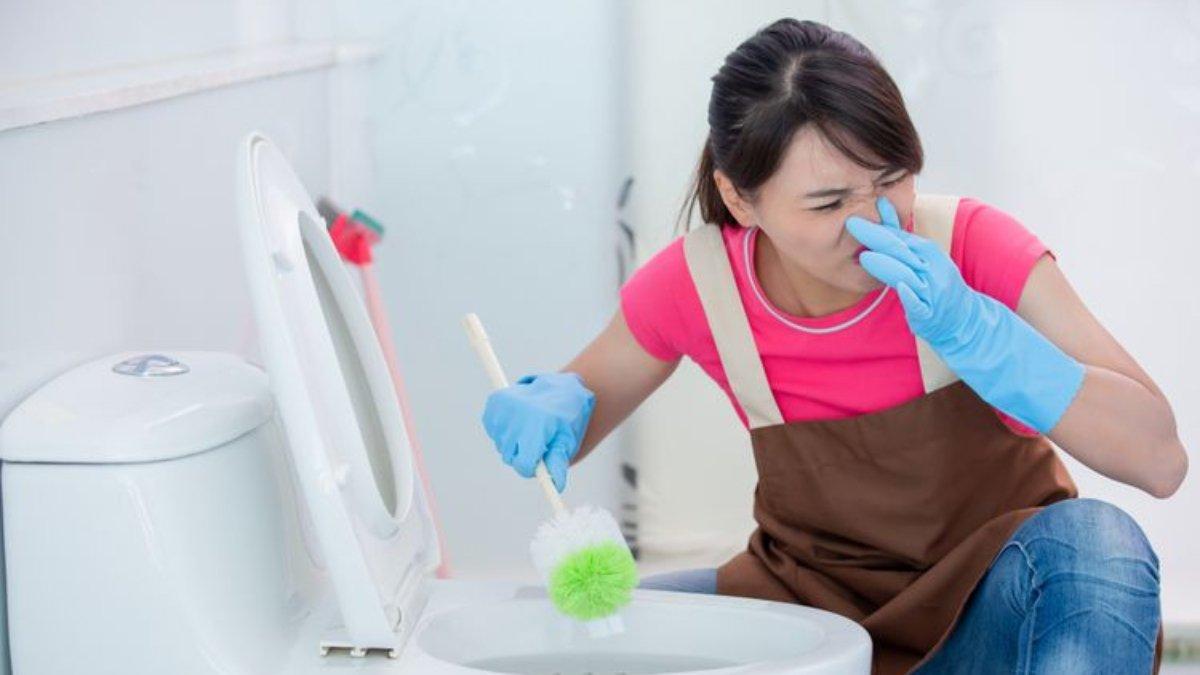 Atasi bau pesing di kamar mandi dengan berbagai cara mudah, segar dalam sekali pembersihan.