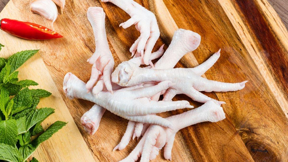 Bagian daging ayam yang mengandung kolagen tinggi, yaitu kaki atau ceker, leher, dan tulang rawan.