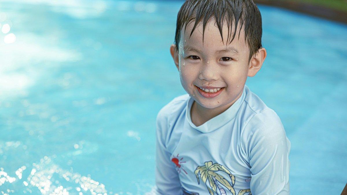 Ilustrasi anak berenang dengan nyaman karena tidak terlalu banyak aksesoris di baju renangnya.