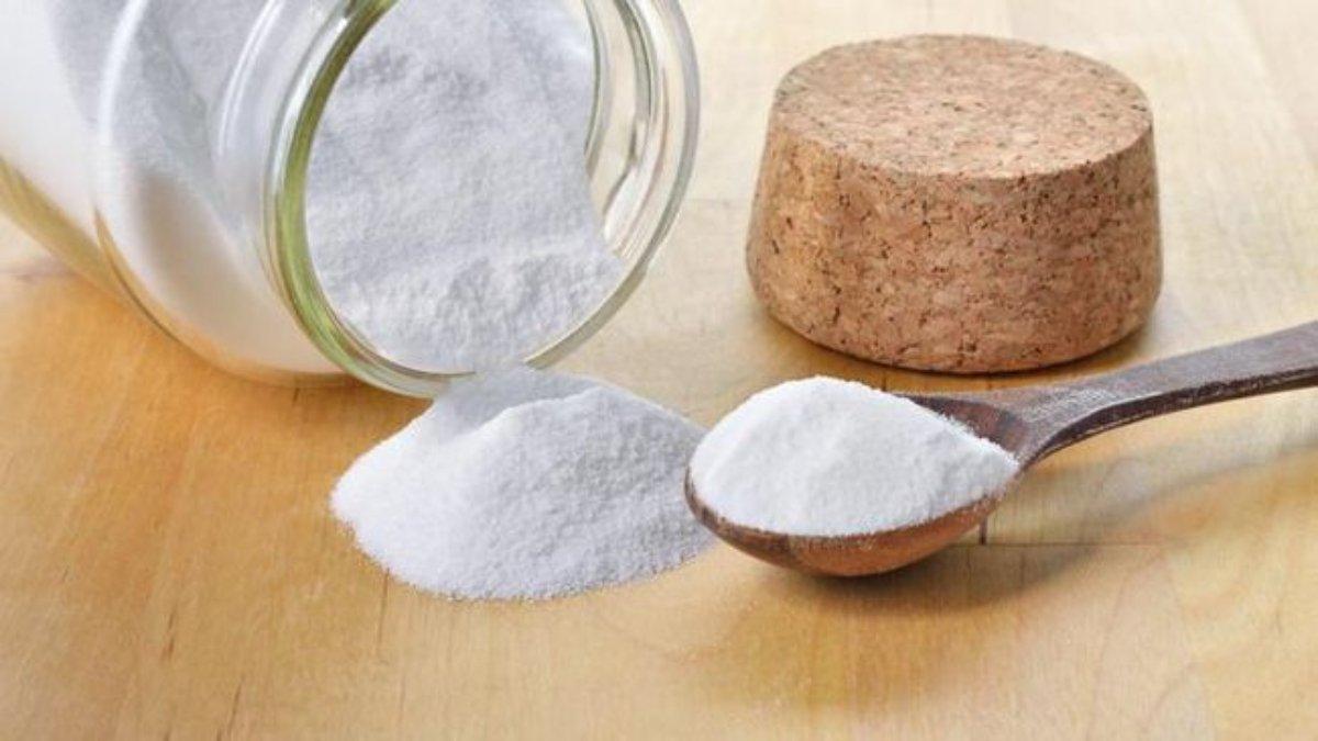Baking soda bisa kamu manfaatkan untuk mengatasi kerak pada gayung.