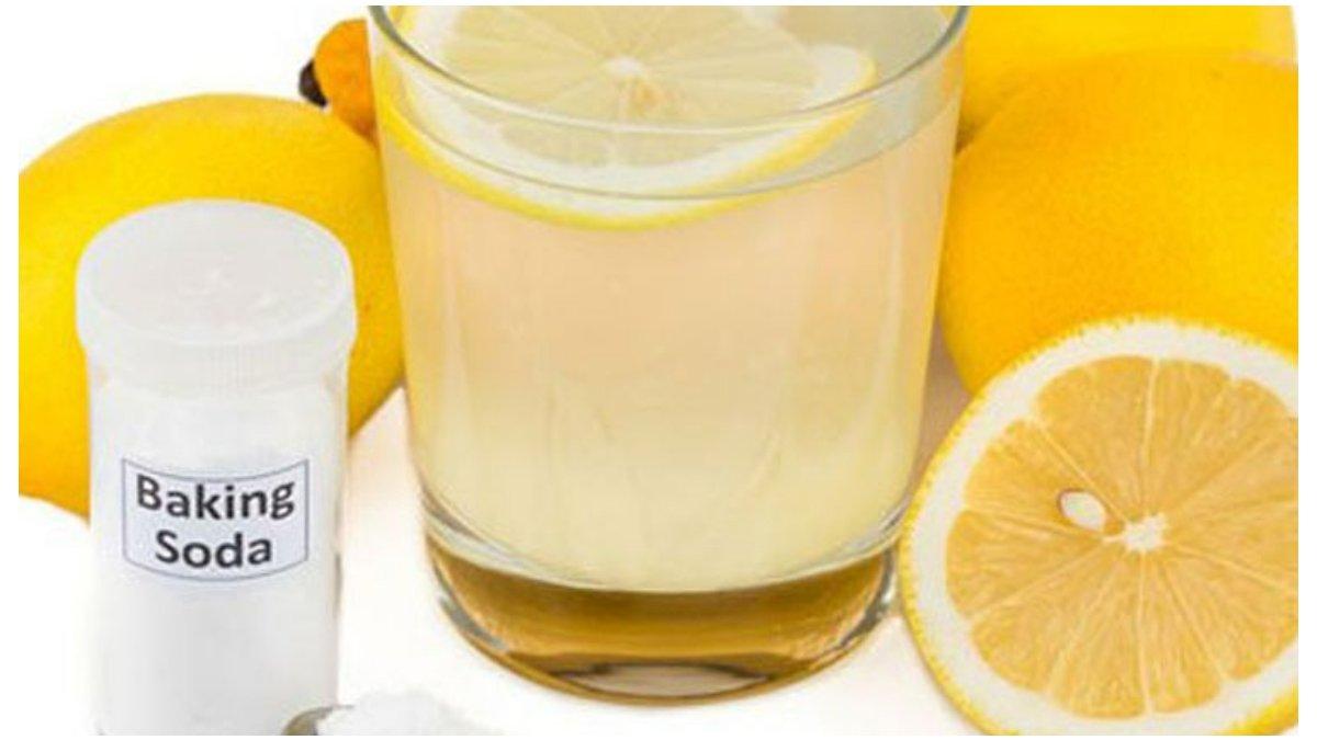 Baking soda dan lemon bisa bantu atasi masalah noda kuning kunyit di blender.