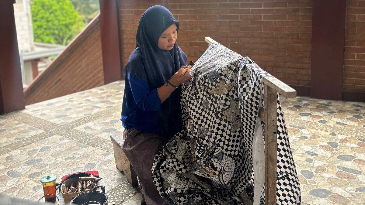 Batik Tulis Girilayu Melestarikan Tradisi dengan Sentuhan Modern.