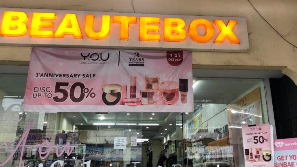Toko ini juga bisa menjadi andalan kamu untuk berbelanja kosmetik. Disini tersedia skincare, body care dan produk pewarna rambut.