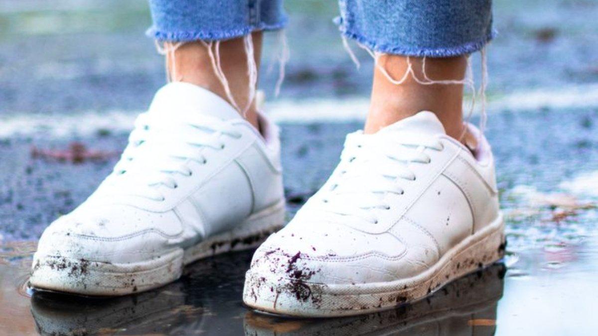 Berbagai cara membersihkan noda lumpur di sepatu.