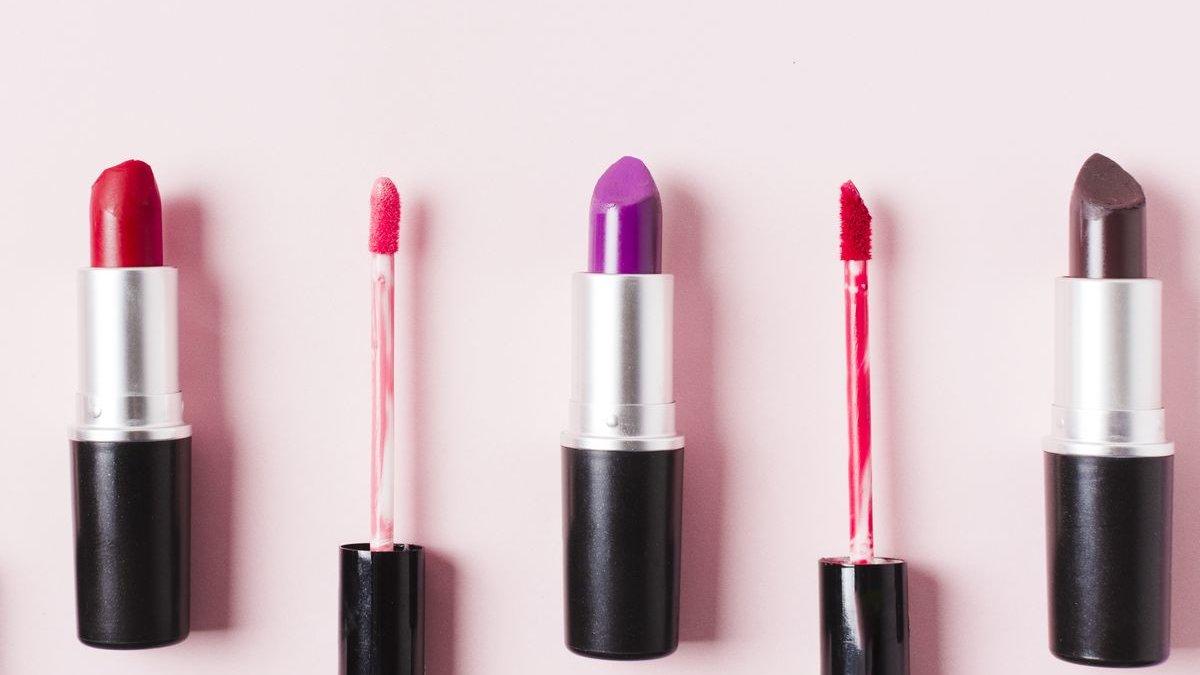 Berbagai pilihan jenis lipstik yang berbeda.