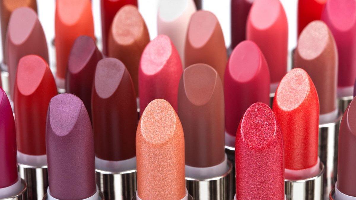 Berbagai pilihan warna lipstik yang bisa disesuaikan dengan penampilan.