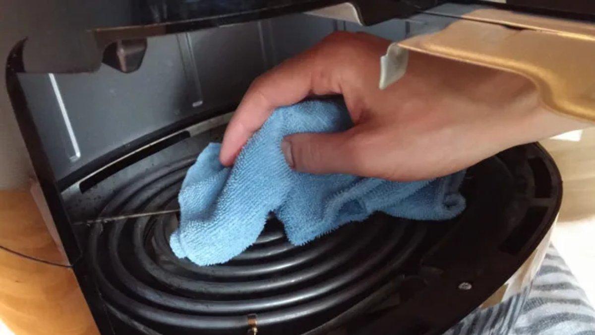 Bersihkan bagian dalam air fryer dari sisa makanan dan kotoran yang menempel