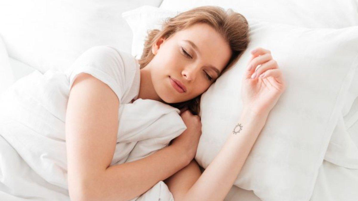 Tidur dengan waktu yang cukup.
