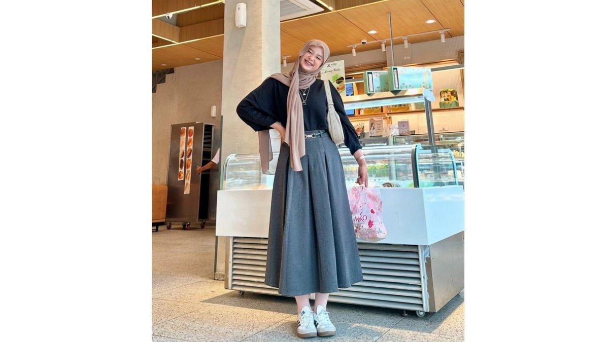 Padu Padan Ngabuburit ala Nadila Adiarni Menggunakan Blouse Batwing dengan Pleated Skirt.