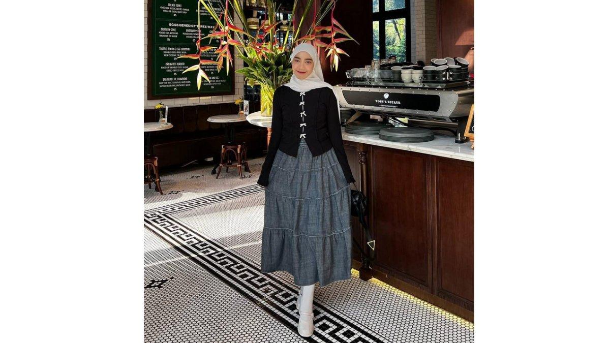 Inspirasi Outfit Bukber Tema Monokrom ala Rini Setiya, Blouse Detail Tali Pita dengan Embroidery Skirt