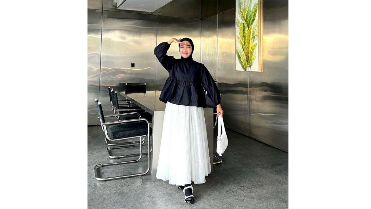 Inspirasi Outfit Bukber Tema Monokrom ala Rini Setiya, Blouse Linen dengan Pleats Skirt