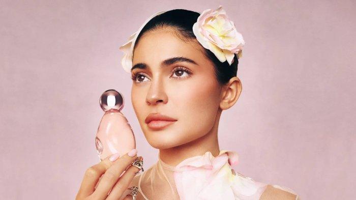 Botol parfum Cosmic 2.0 tampak seperti patung dari dimensi lain penuh gaya dan karakter.