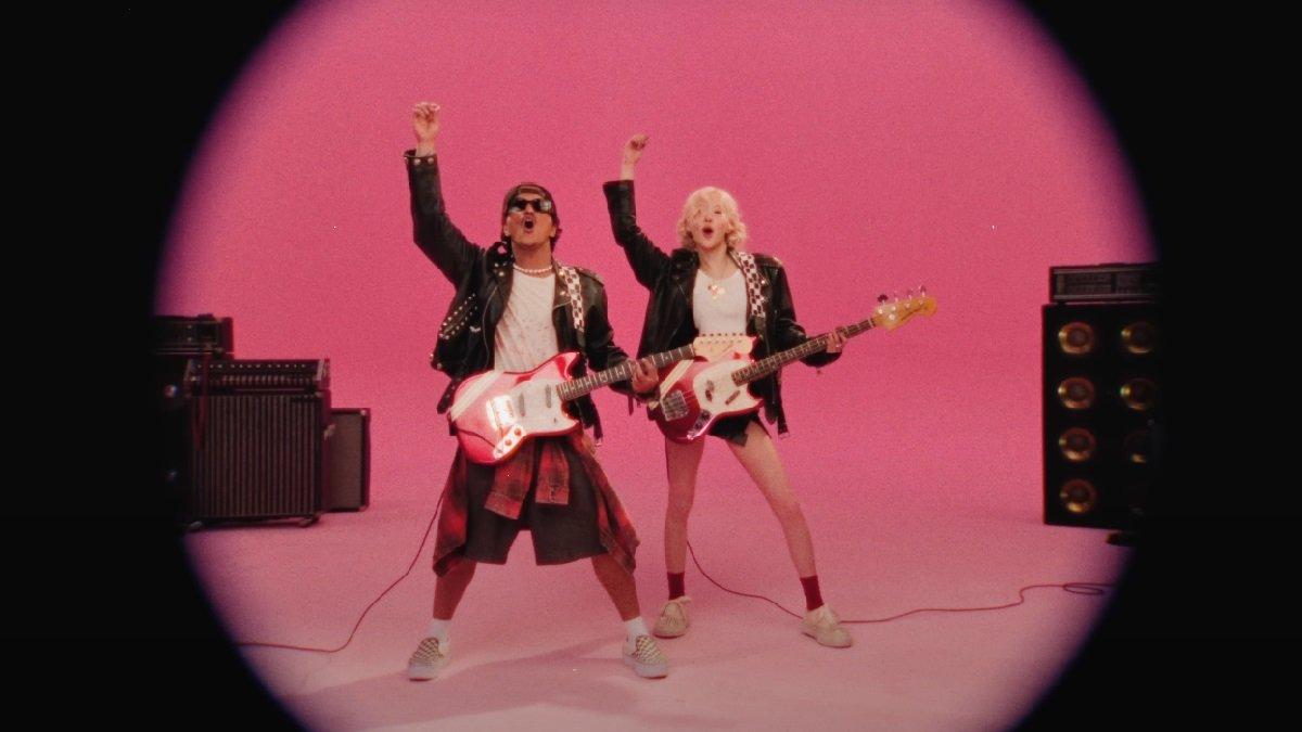 Kehadiran mereka berdua dalam kolaborasi di MV lagu terbaru 'APT' sukses memikat perhatian.