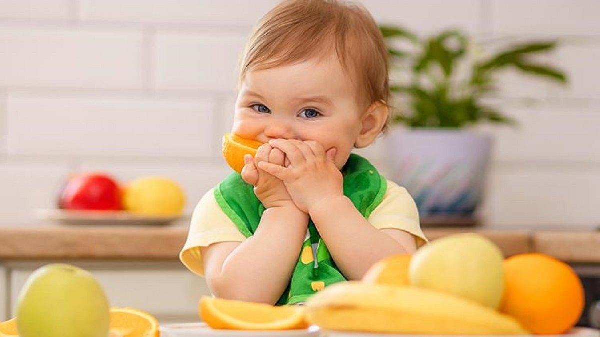 Ilustrasi menjaga makanan dan asupan nutrisi bayi untuk mengatasi bercak putih pada bayi.