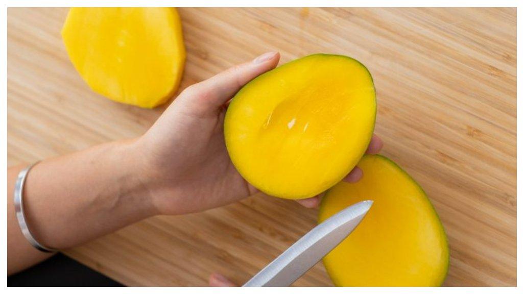 Buah mangga bisa membantu mempercantik kulit.