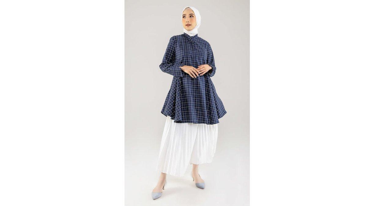Bukber di Ramadan 2025 tampil Sederhana dan Menawan dengan Celana Plisket dan Blouse Motif Kotak.