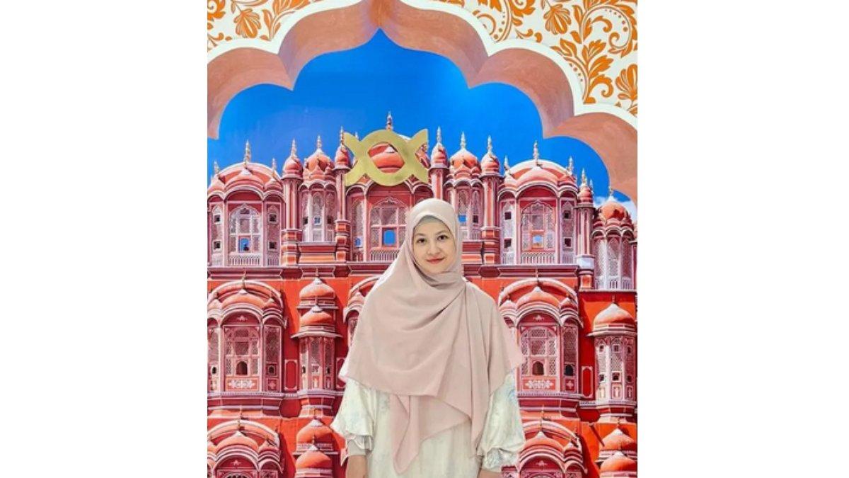 Inspirasi Padu Padan Gamis dan Hijab ala Natasha Rizky, Busana Berpuring dan Kerudung Warna Lembut.