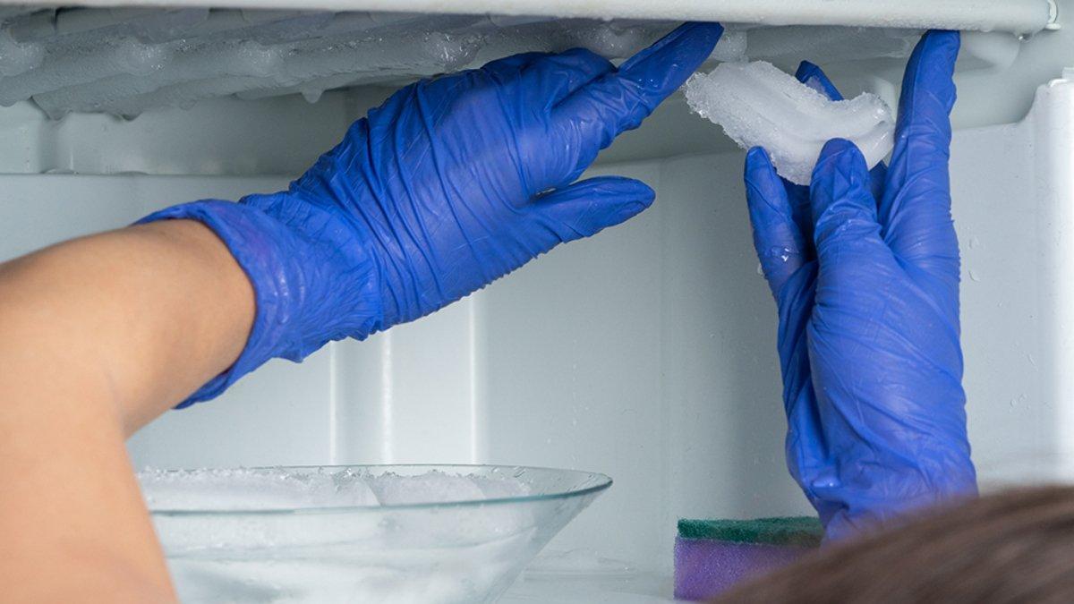 Cairkan bunga es pada freezer untuk membersihkan secara maksimal