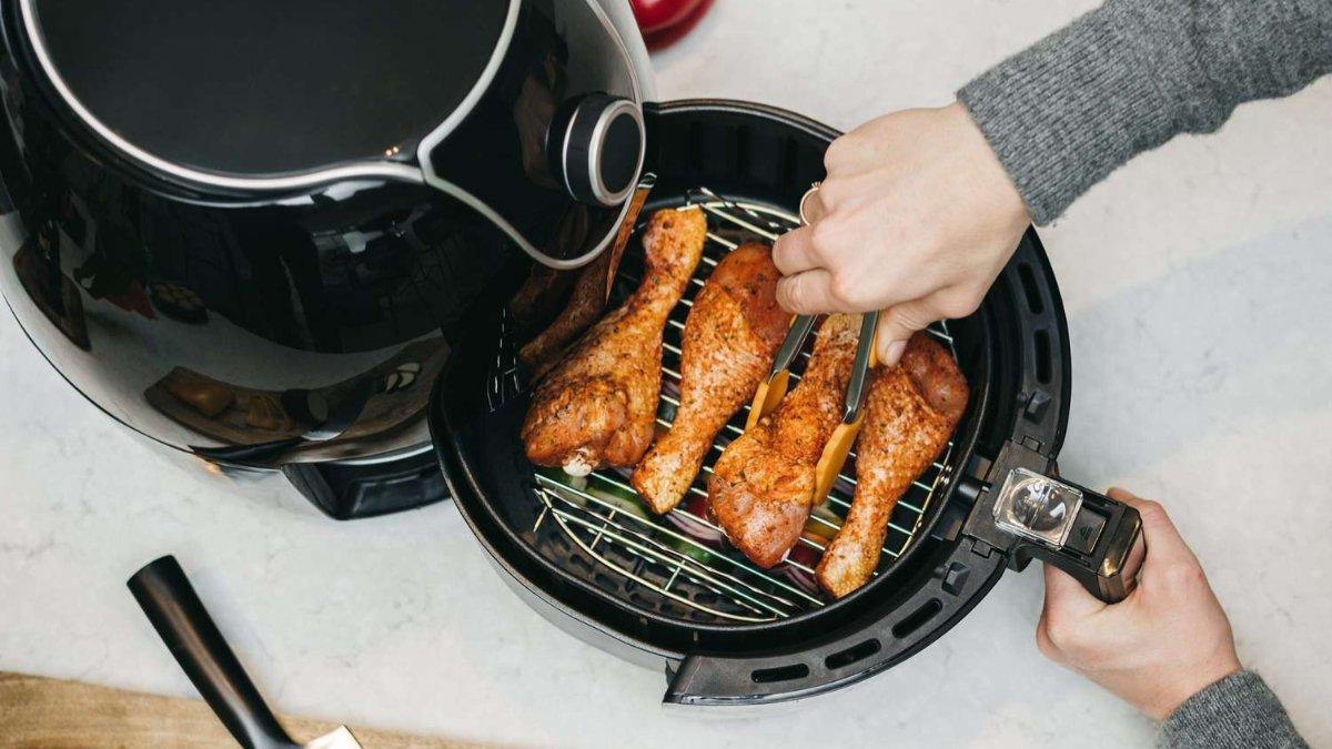 Cara membersihkan air fryer dengan benar, bersih menyeluruh sampai bagian dalam
