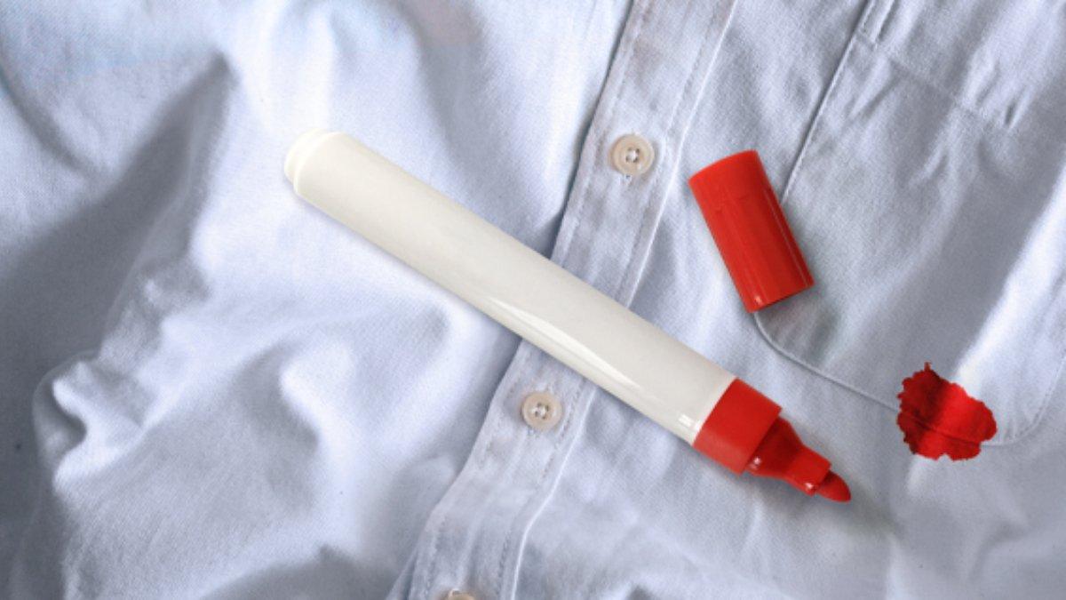 Ilustrasi noda spidol yang menempel pada pakaian putih.