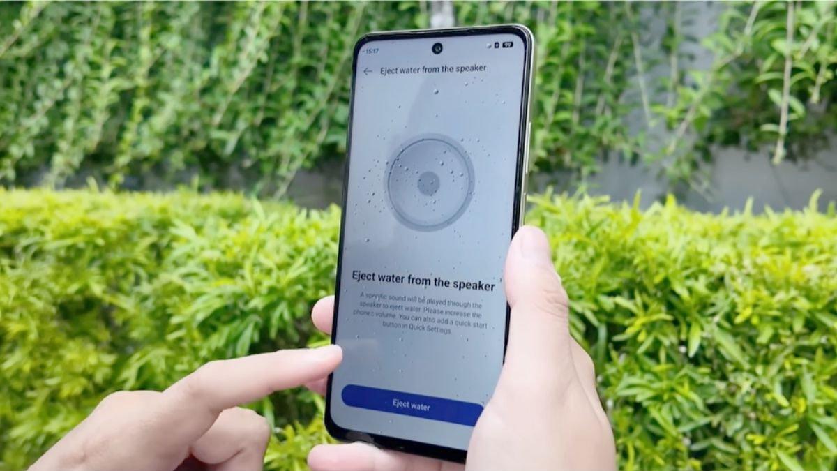 Ilustrasi memakai SonicWave Water Ejection di HP realme untuk mengeluarkan sisa air dalam lubang speaker