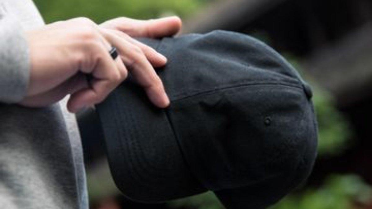 Cara membersihkan topi dari noda keringat secara bersih dan tuntas.