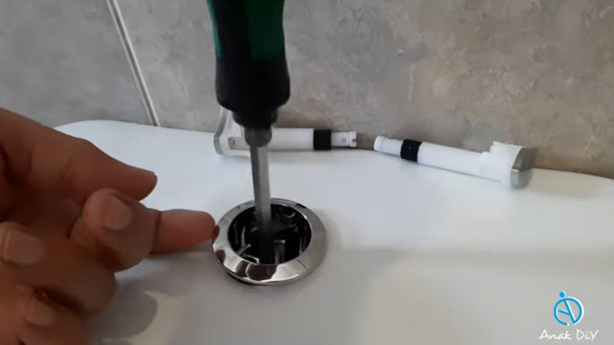 Cara membuka tangki air kloset.